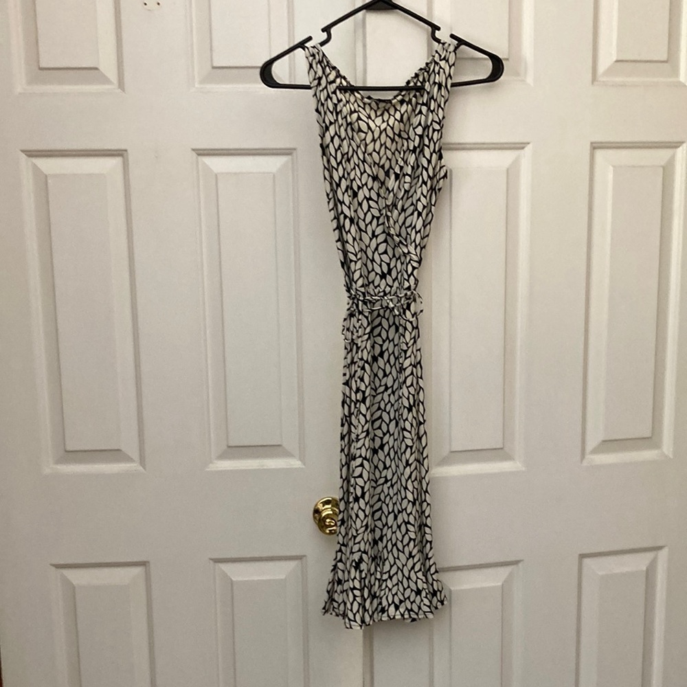 Ladies size 6 dress. Sleeveless. Ruffled bottom